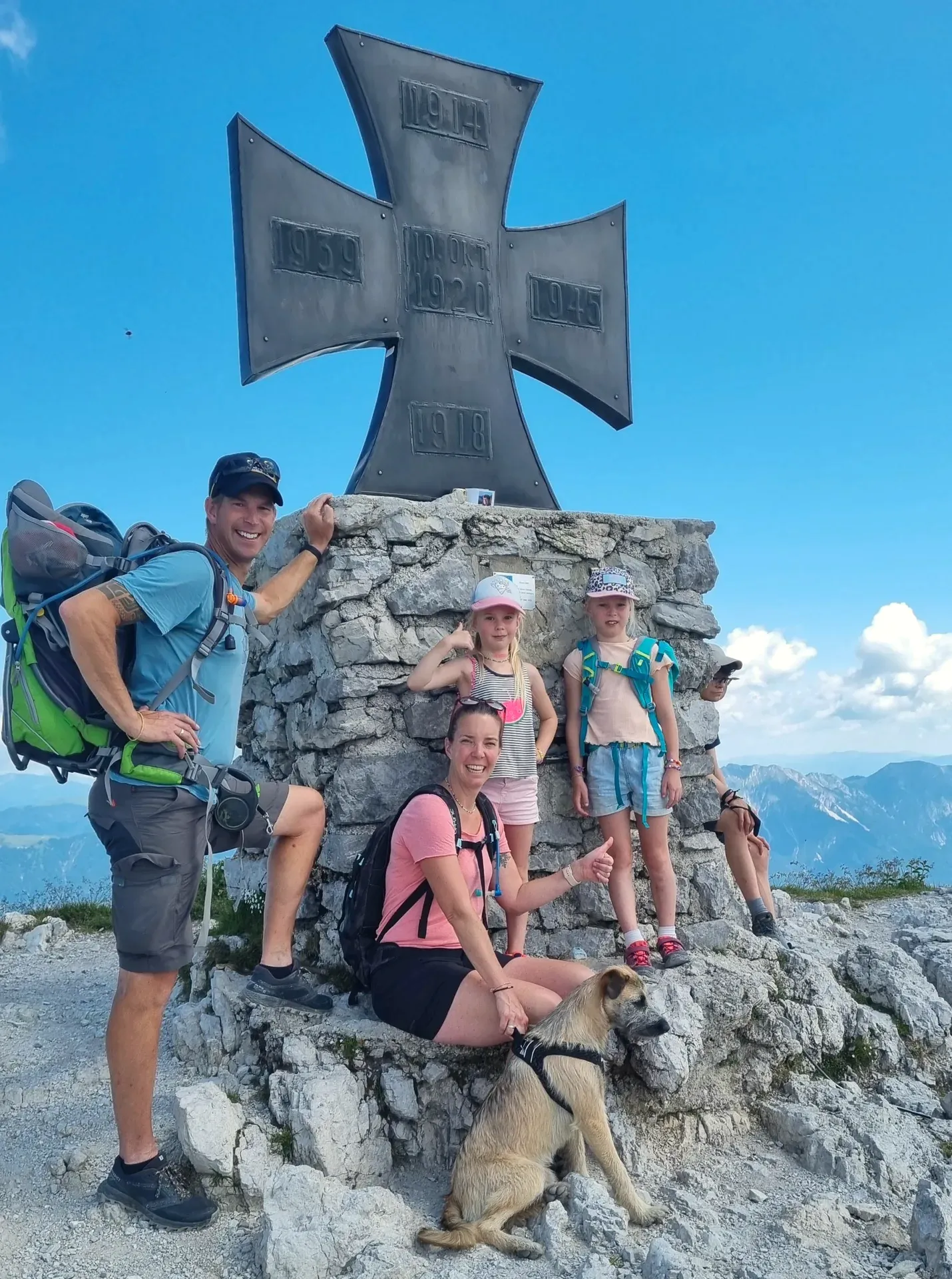 Familie de Jong mit Hund am Gipfelkreuz — Rast auf einer Bergwanderung