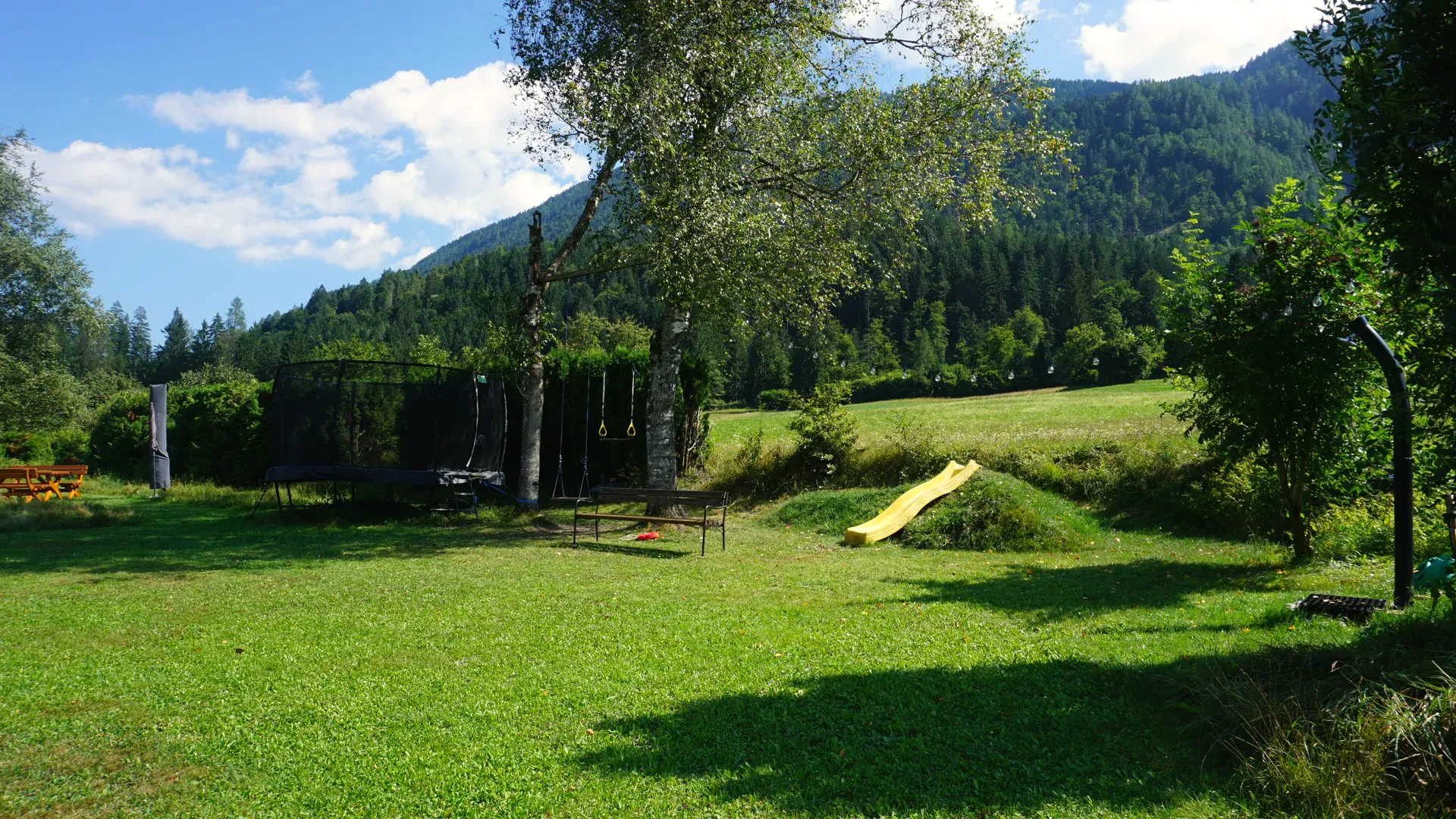 Garten mit Spielplatz, Rutsche und Bergblick
